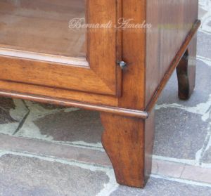 Mobile dispensa in legno massello con ante e cassetti